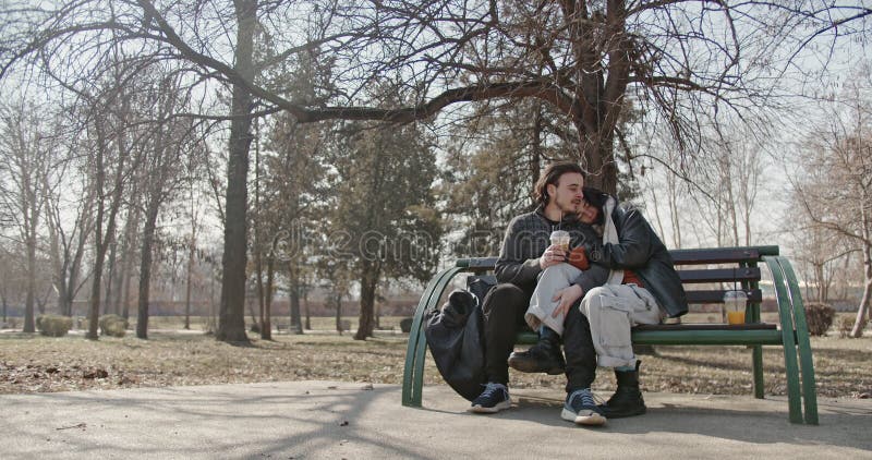 Joyeux couple amoureux Profitez d'une journée ensoleillée d'hiver dans le parc banque de vidéos