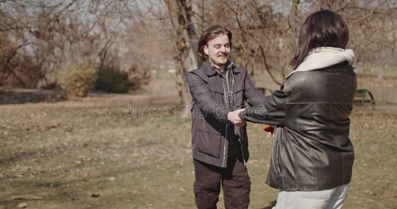 Joyeux couple amoureux Profitez d'une journée ensoleillée d'hiver dans le parc banque de vidéos