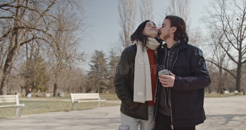 Joyeux couple amoureux Profitez d'une journée ensoleillée d'hiver dans le parc clips vidéos