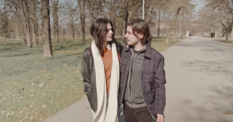 Joyeux couple amoureux Profitez d'une journée ensoleillée d'hiver dans le parc banque de vidéos