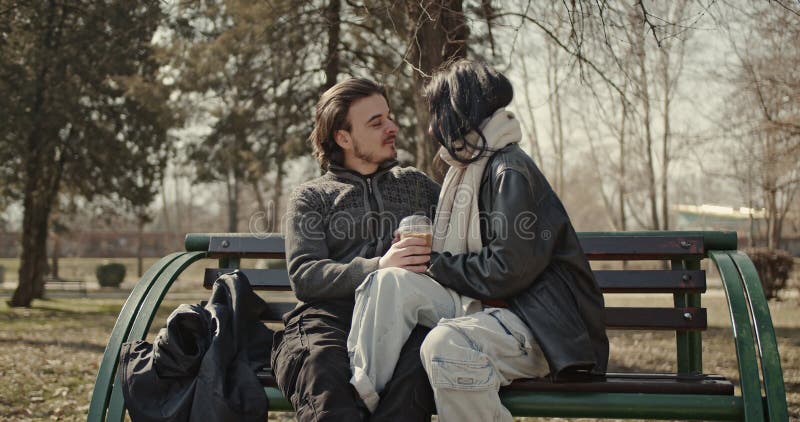 Joyeux couple amoureux Profitez d'une journée ensoleillée d'hiver dans le parc banque de vidéos