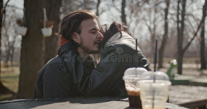 Joyeux couple amoureux Profitez d'une journée ensoleillée d'hiver dans le parc banque de vidéos