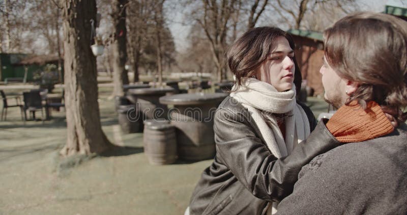 Joyeux couple amoureux Profitez d'une journée ensoleillée d'hiver dans le parc clips vidéos
