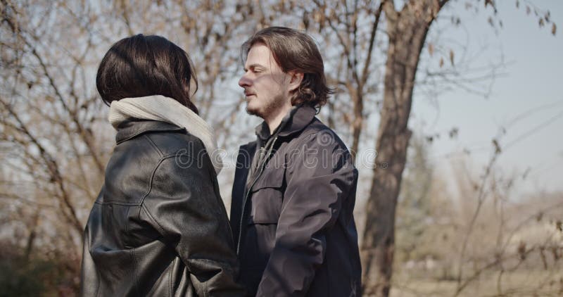 Joyeux couple amoureux Profitez d'une journée ensoleillée d'hiver dans le parc clips vidéos