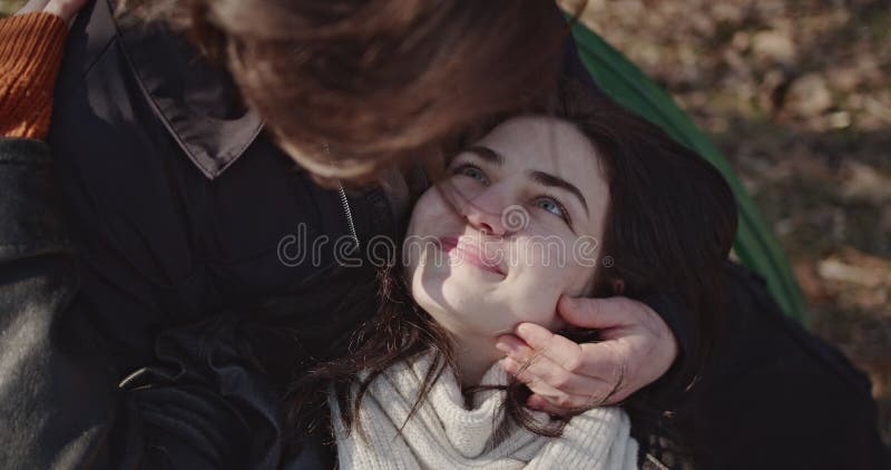 Joyeux couple amoureux Profitez d'une journée ensoleillée d'hiver dans le parc banque de vidéos