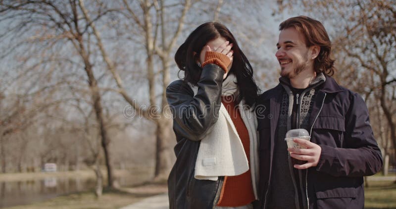 Joyeux couple amoureux Profitez d'une journée ensoleillée d'hiver ensemble dans le parc banque de vidéos