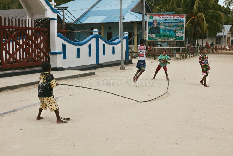 Garçon Ludique Et Deux Jeunes Filles Qui Saute Sur Une Corde À