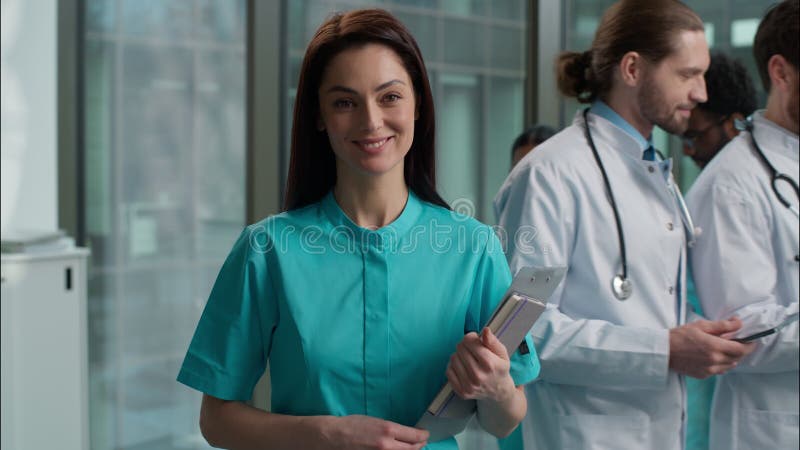 Joyeux et heureux caucasien femme médecin étudiant infirmière interne fille pédiatre thérapeute banque de vidéos