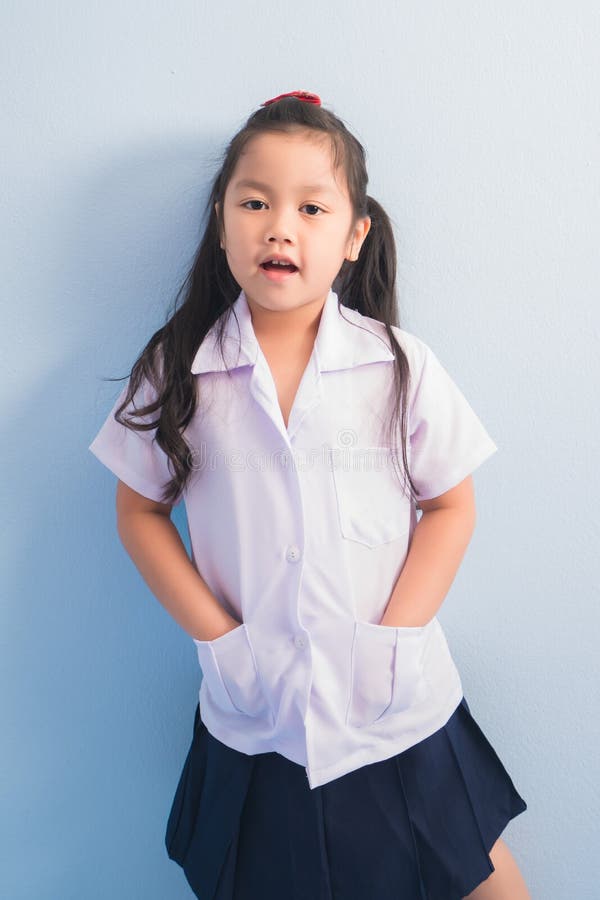 Joyeux Filles Mignonnes En Uniforme Médical Blanc Et Le Stéthoscope  Agissent Comme Un Médecin. Rêve D'enfant De Devenir Un Concept Image stock  - Image du acte, interne: 234638745