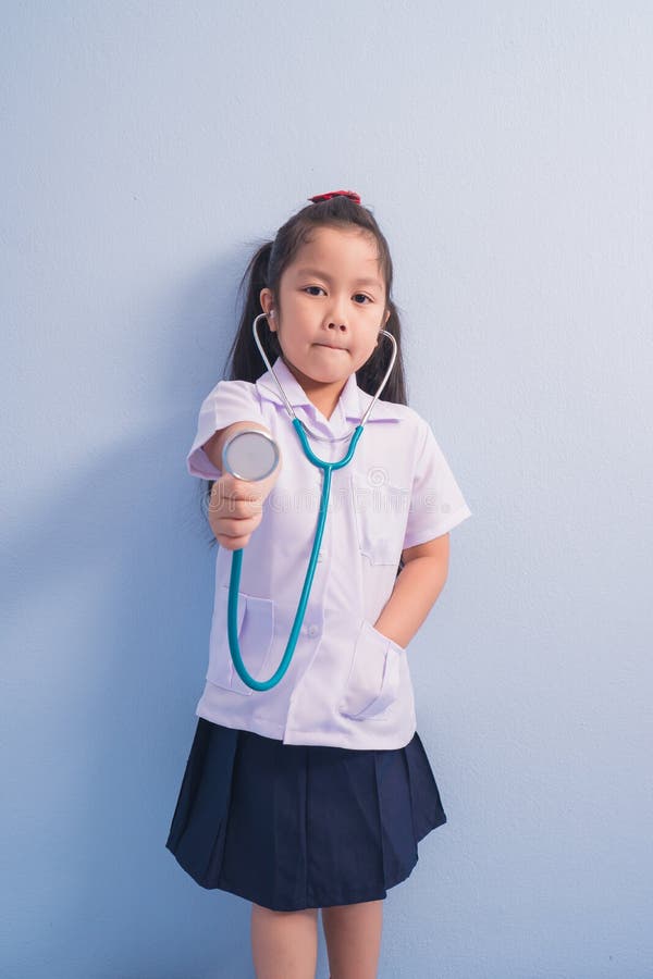 Joyeux Filles Mignonnes En Uniforme Médical Blanc Et Le Stéthoscope  Agissent Comme Un Médecin. Rêve D'enfant De Devenir Un Concept Image stock  - Image du acte, interne: 234638745