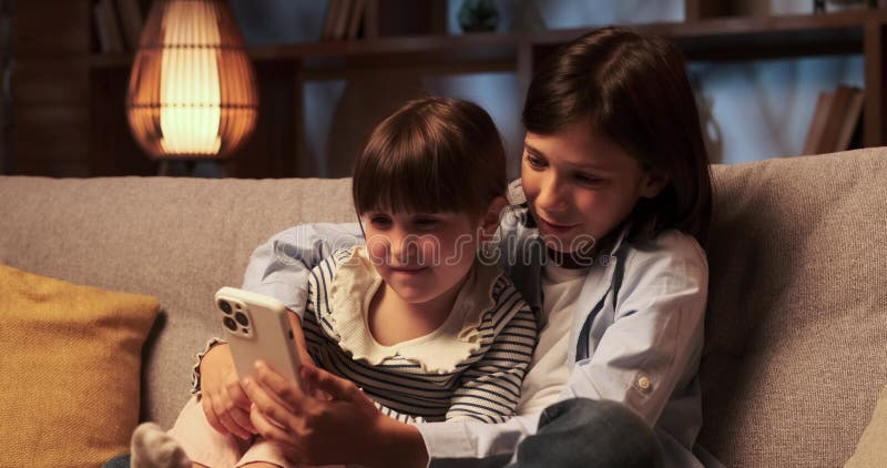 Joyeux frère et soeur collant sur canapé dans le salon banque de vidéos