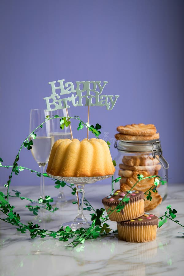 116 Gateau De Champagne Et D Anniversaire Photos Libres De Droits Et Gratuites De Dreamstime