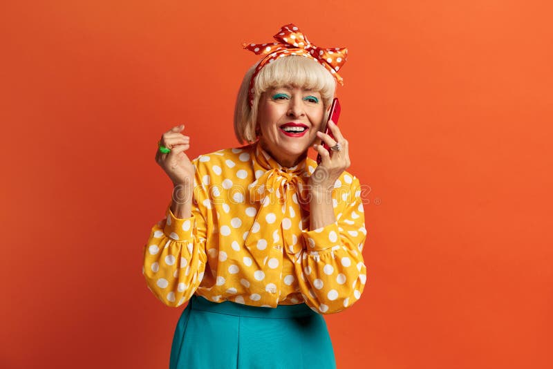 Joyeux grand parler mobile. image d'une femme âgée ayant une conversation photo stock