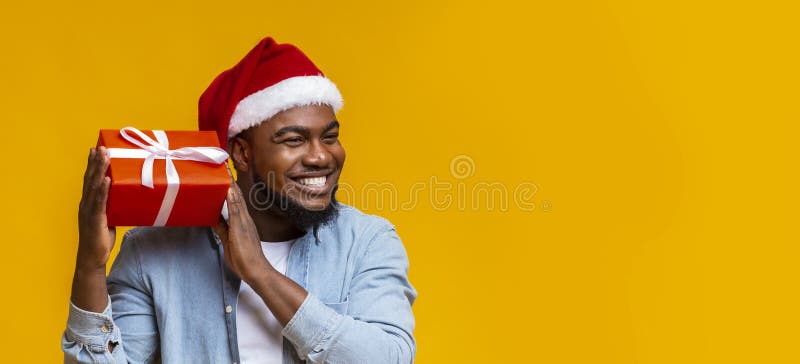 Excité Homme Noir Ouvert Chaussette De Noël Avec Des Cadeaux Et