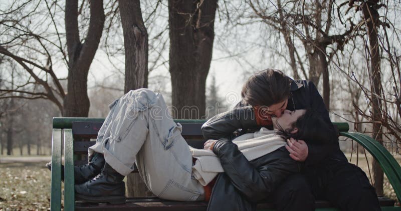 Joyeux jeune couple amoureux Profitez d'une journée ensoleillée d'hiver dans le parc banque de vidéos