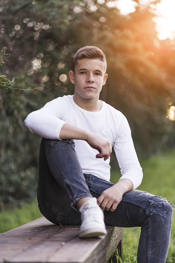 Joyeux jeune garçon heureux adolescent devant la caméra en portrait posé photographie stock