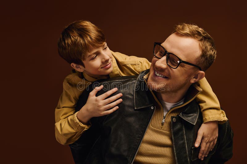 Joyeux moment entre père et fils images stock