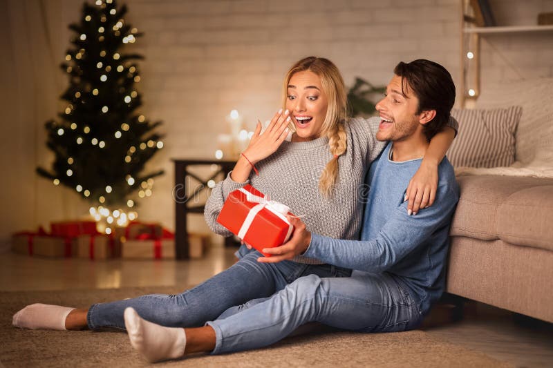 Joyeux noël. jeune couple célébrant noël à la maison image libre de droits