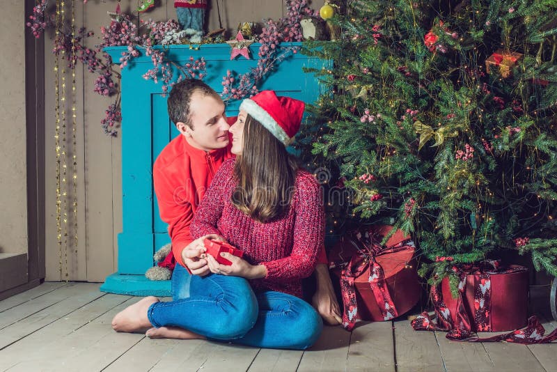 Joyeux Noël Jeunes couples célébrant Noël à la maison photo stock Joyeux Noël Jeunes couples célébrant Noël à la maison photo stock
