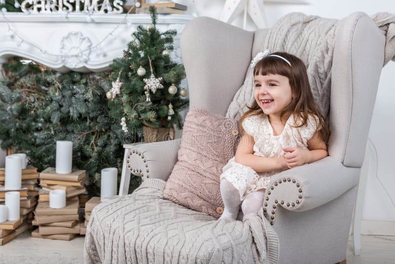 Joyeux Noël ! Petite fille heureuse mignonne photos stock Joyeux Noël ! Petite fille heureuse mignonne photos stock