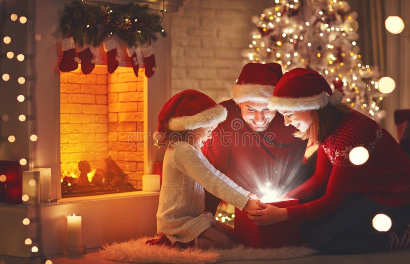 Joyeux Noël! père et enfant heureux de mère de famille avec la magie photographie stock