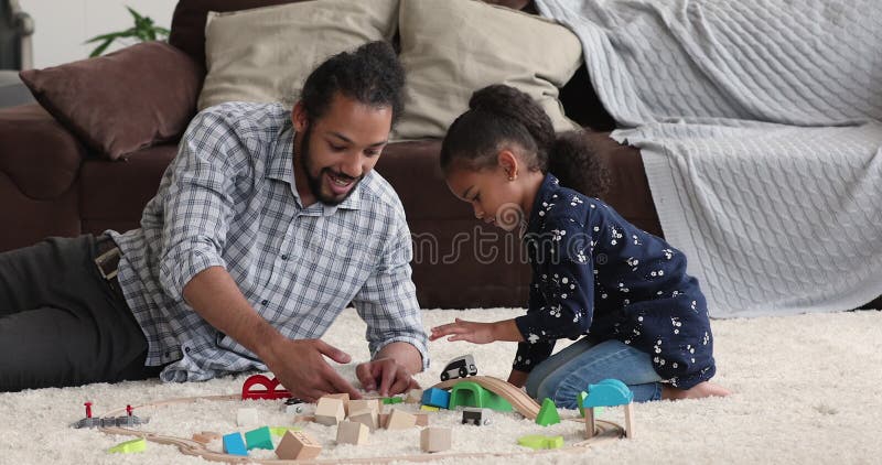 Joyeux papa américain africain jouant avec une petite fille. banque de vidéos