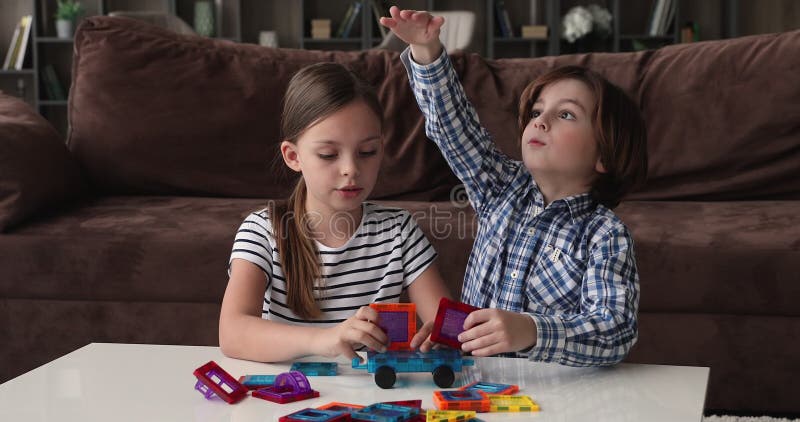 Joyeux petits enfants frères et soeurs jouant des jouets à la maison. clips vidéos