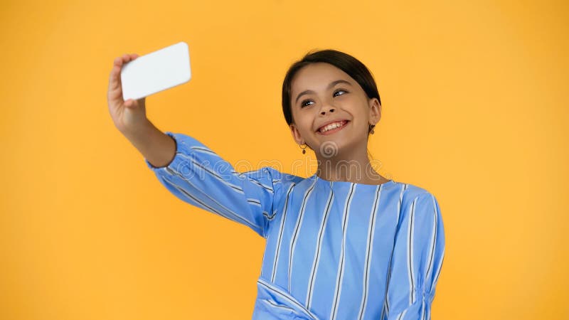 Joyeux préadolescent enfant prenant selfie photos stock