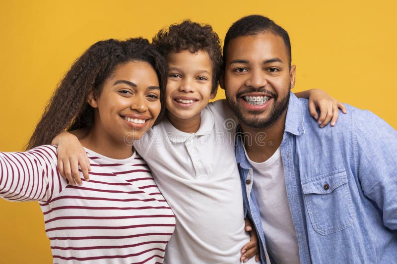 Joyeux père de famille noire mère et préteen fils prenant le selfie ensemble photos libres de droits