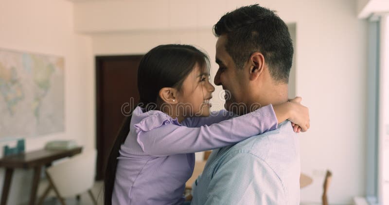 Joyeux père indien aimant tenant adorable petite fille en armes banque de vidéos