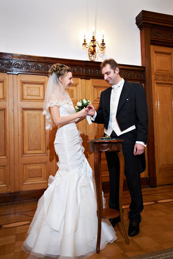 Radostné nevěstu a ženicha na obřad registrace manželství v svatební palác.