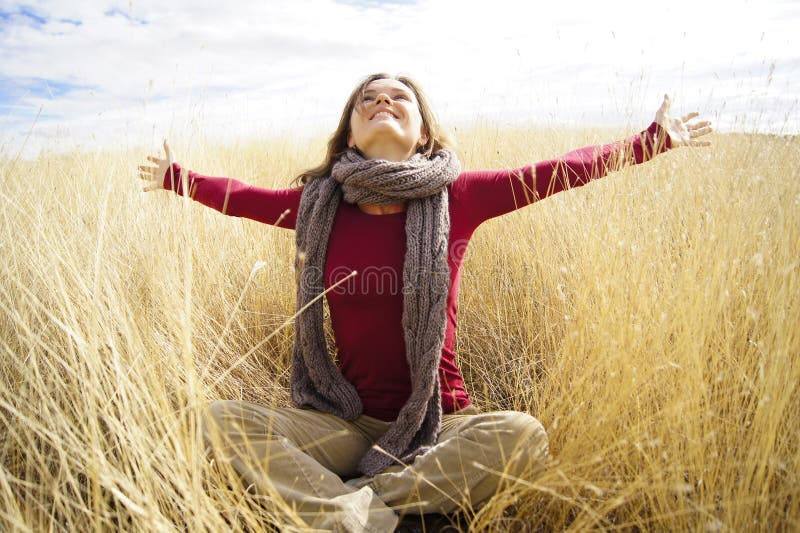 Hermoso mujer joven feliz amanecer en largo tiempo césped.