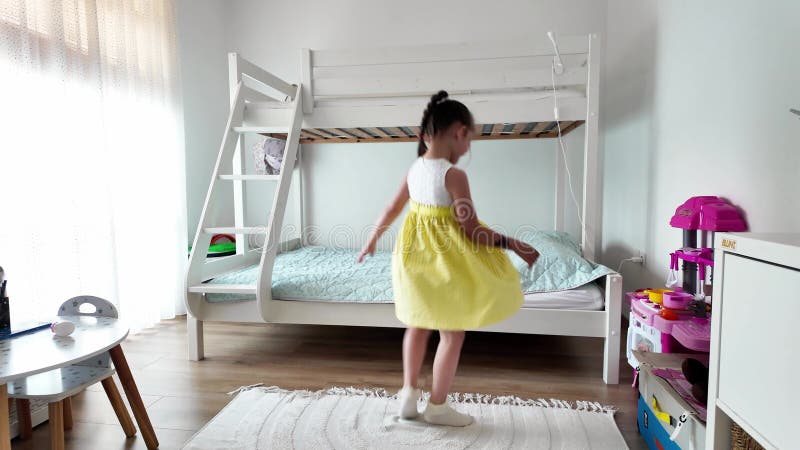 Joyful Young Girl in Yellow Dress Dances et s'amuser à la maison. banque de vidéos
