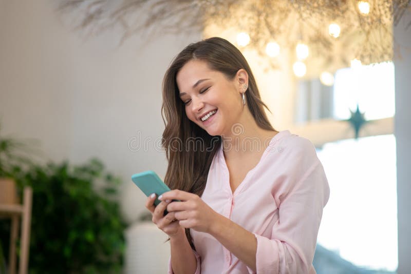 Joyke mooie vrouw die online chatten royalty-vrije stock fotografie Joyke mooie vrouw die online chatten royalty-vrije stock fotografie
