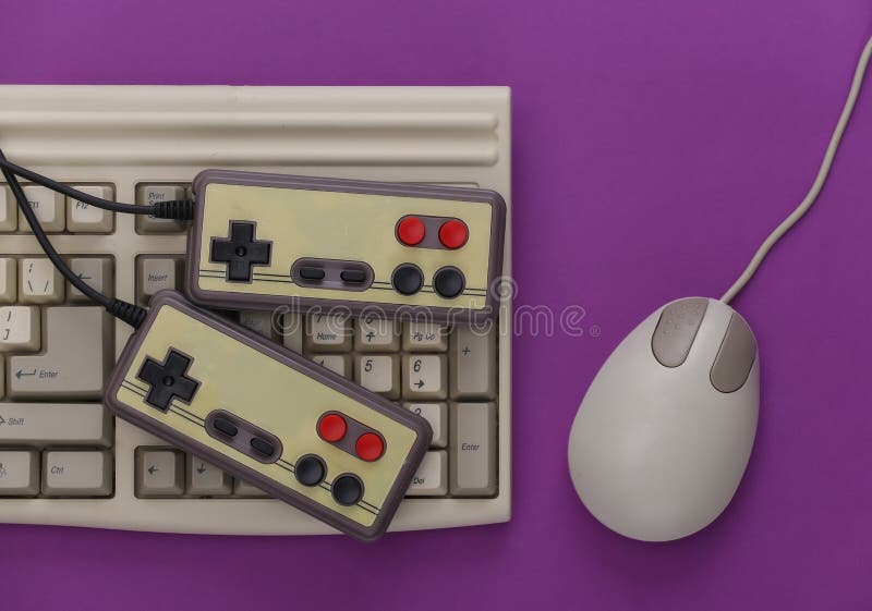 Teclado Do Jogo Com O Roxo Conduzido Foto de Stock - Imagem de