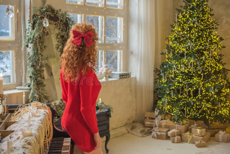 Jristmas-semesterkvinna på en trevlig plats arkivbild