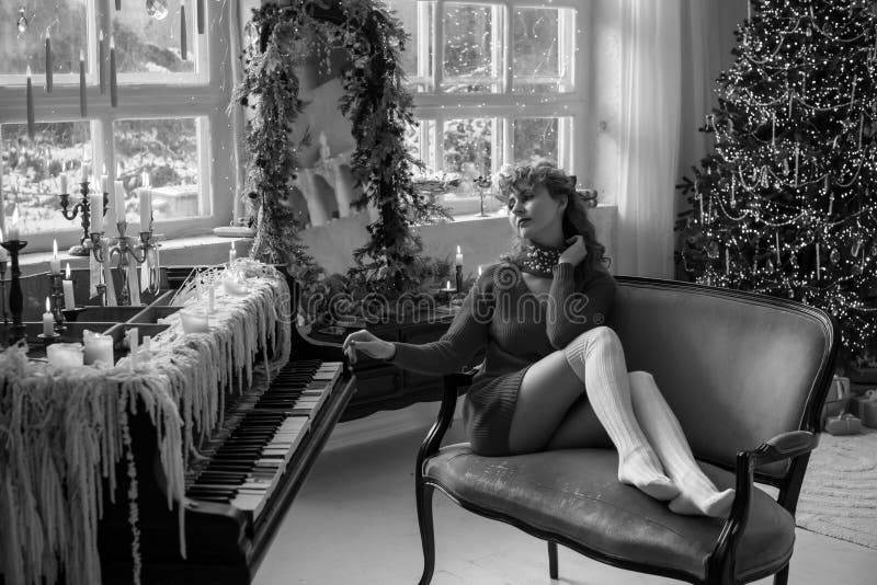 Jristmas-semesterkvinna på en trevlig plats royaltyfria foton