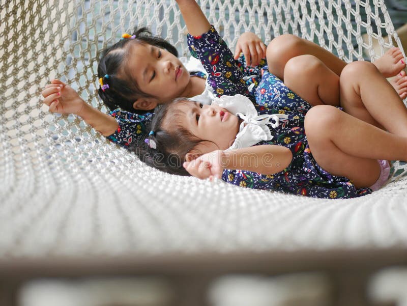 Ju närmare man finner sig i en hammock med sina äldre syster hemma