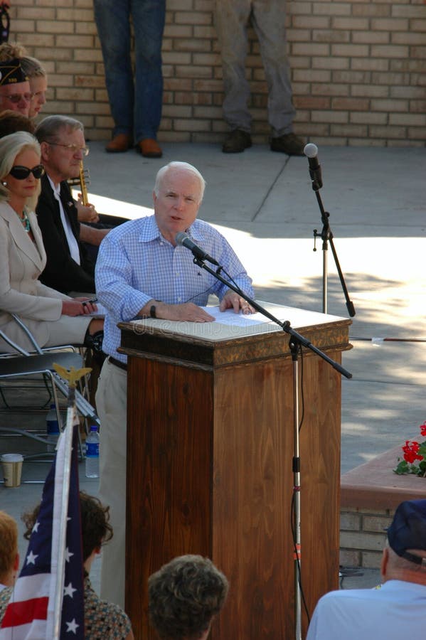 Juan McCain habla en el podium