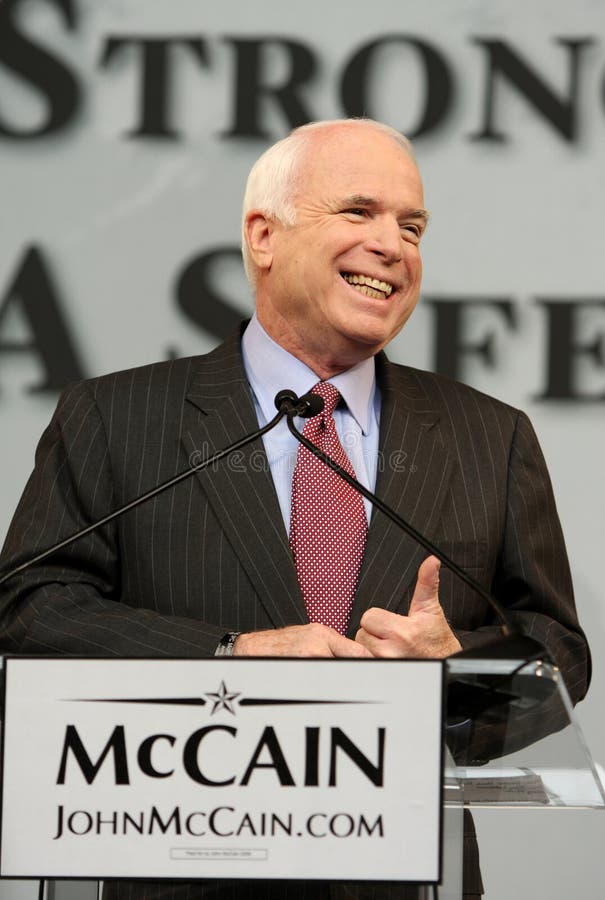 Juan McCain ríe durante discurso en guarida
