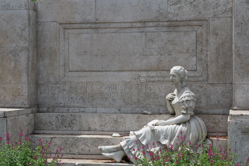 Juan Valera-monument in Madrid met steenbeeldhouwwerk van vrouw stock foto's Juan Valera-monument in Madrid met steenbeeldhouwwerk van vrouw stock foto's
