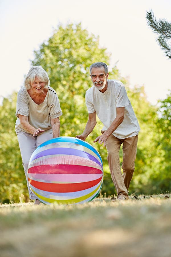 Jubilados de Vitale que juegan con un bolso grande imagen de archivo Jubilados de Vitale que juegan con un bolso grande imagen de archivo