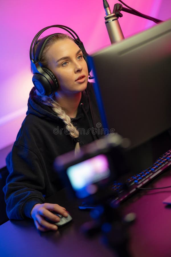 Jucător profesionist concentrat cu jocuri video online pe calculator stock photography