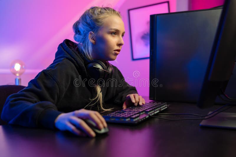 Jucător profesionist de jocuri de noroc concentrat care joacă jocuri video online pe pc stock photos