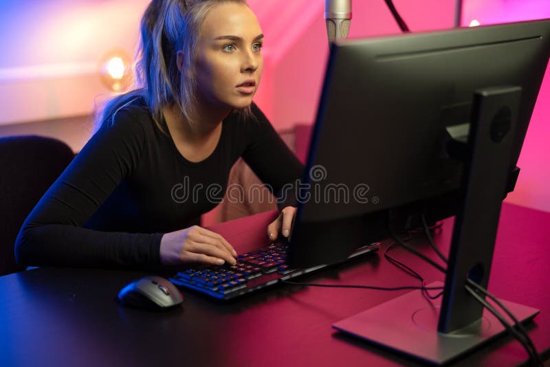 Jucător profesionist de noroc concentrat cu jocuri video online pe calculator royalty free stock photo
