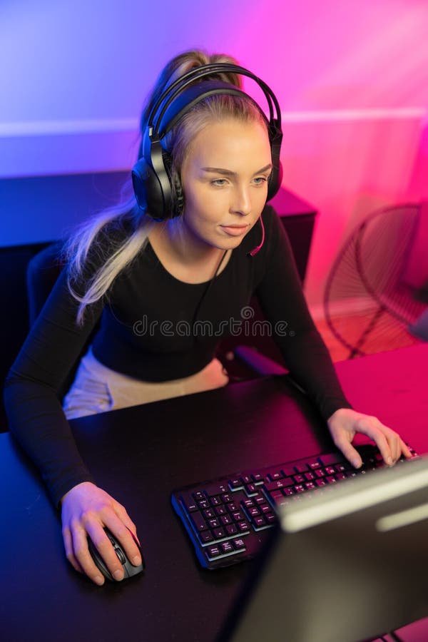 Jucător profesionist de noroc concentrat cu jocuri video online pe calculator stock photo