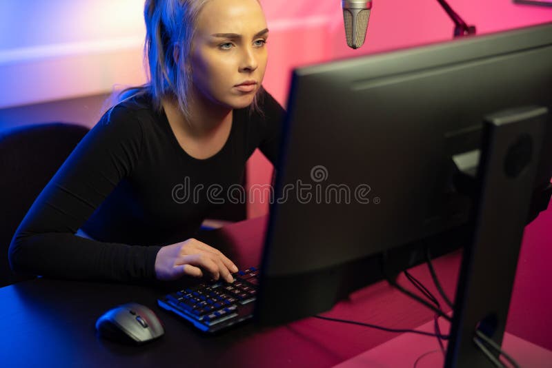 Jucător profesionist de noroc concentrat cu jocuri video online pe calculator stock photography