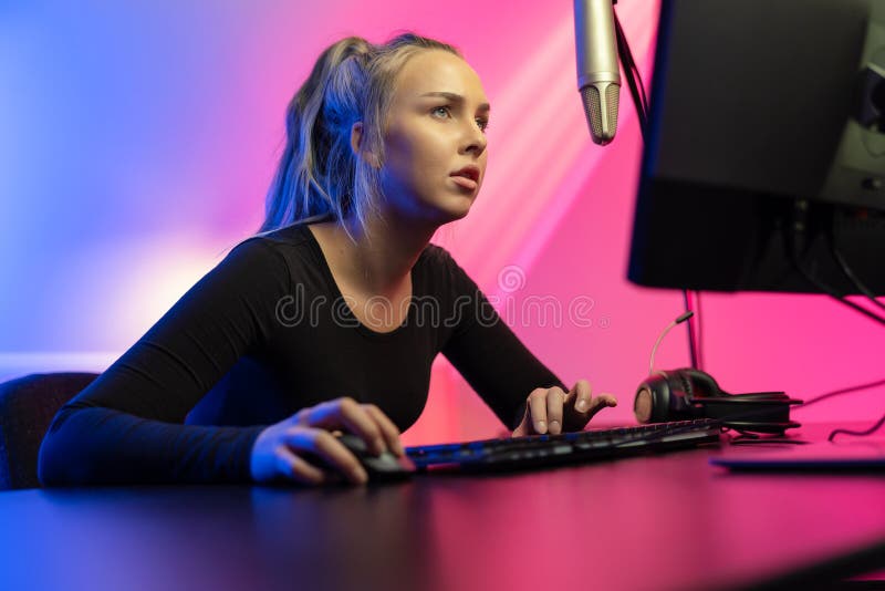 Jucător profesionist de noroc concentrat cu jocuri video online pe calculator royalty free stock images