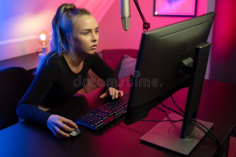 Jucător profesionist de noroc concentrat cu jocuri video online pe calculator stock photography