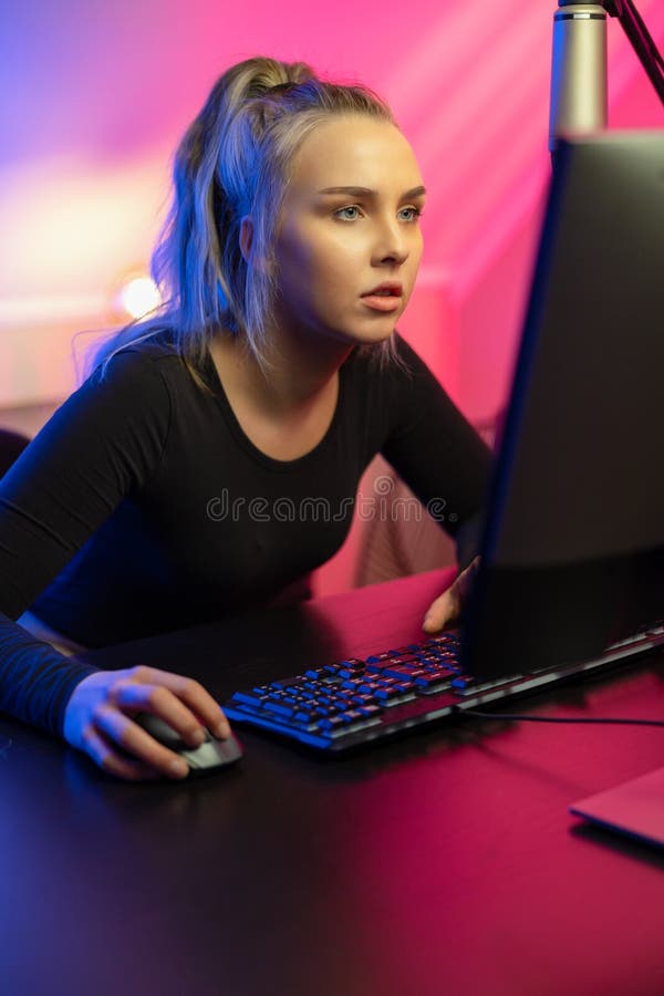 Jucător profesionist de noroc concentrat cu jocuri video online pe calculator royalty free stock photography